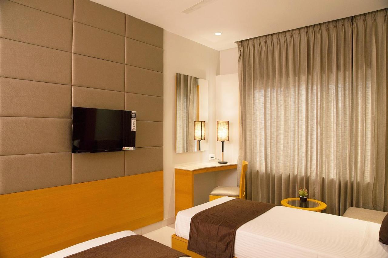 Sri Aadhish Grand Hotel Arantāngi Dış mekan fotoğraf