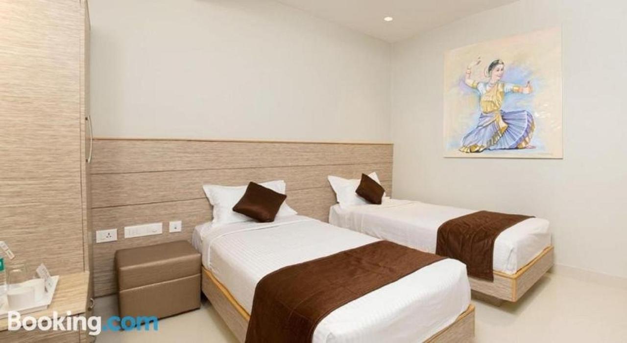 Sri Aadhish Grand Hotel Arantāngi Dış mekan fotoğraf