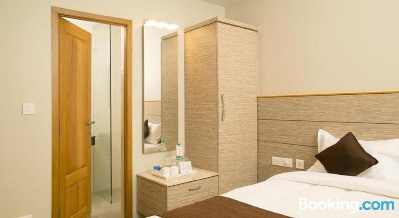 Sri Aadhish Grand Hotel Arantāngi Dış mekan fotoğraf